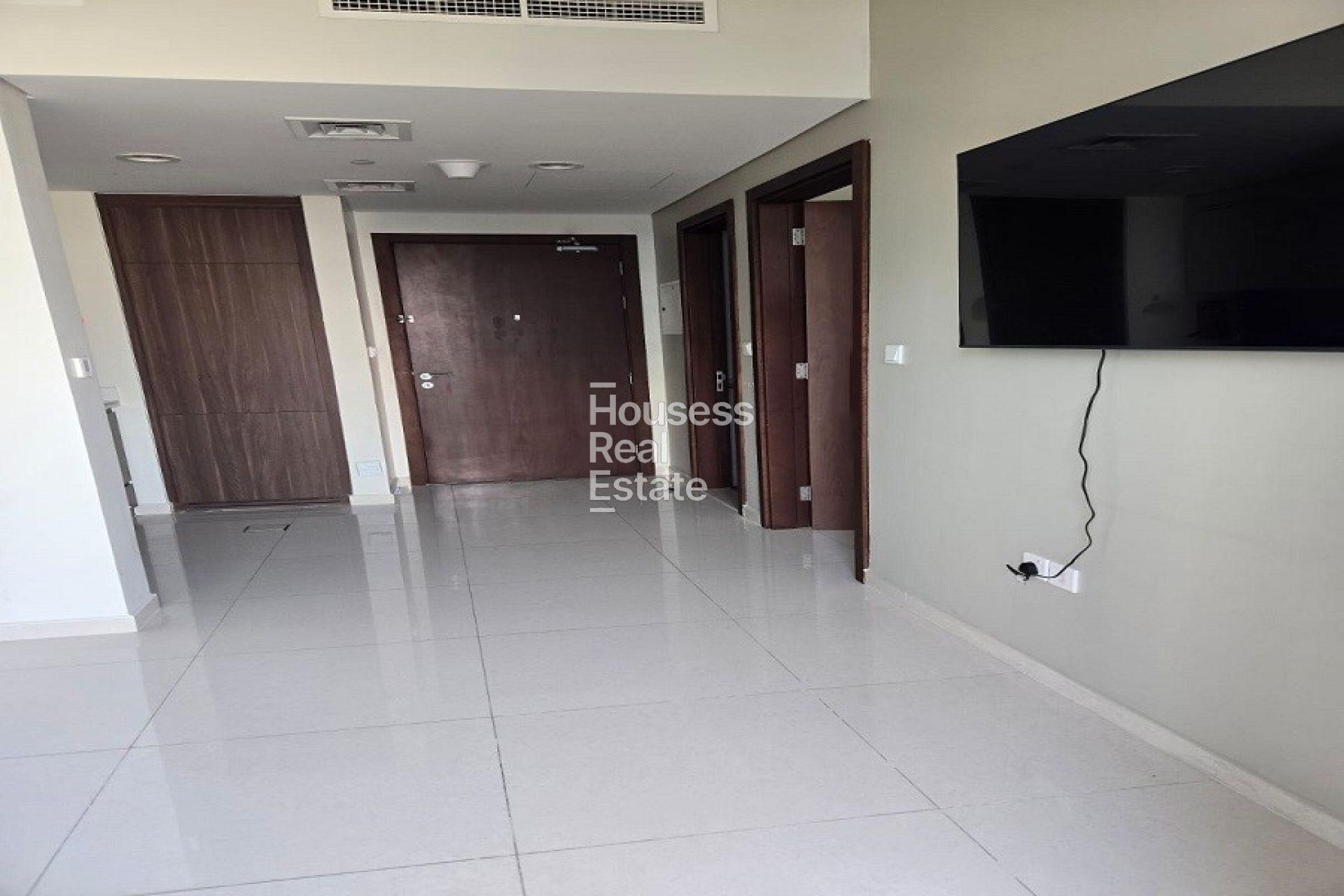 Apartment for Rent Prime Location|Mid Floor|Flexible Cheques