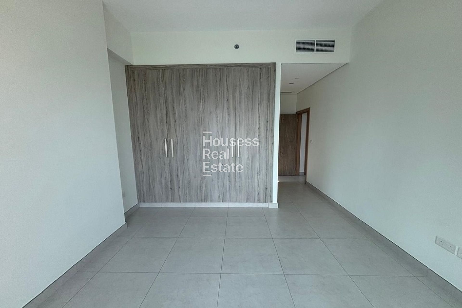 Apartment for Rent in The Bay, Business Bay Large Layout | Corner Unit | Closed Kitchen