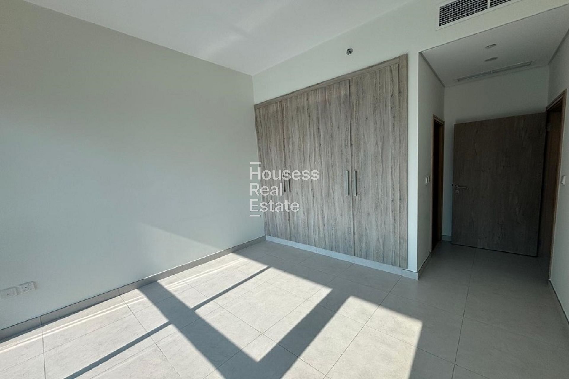 Apartment for Rent in The Bay, Business Bay Large Layout | Corner Unit | Closed Kitchen